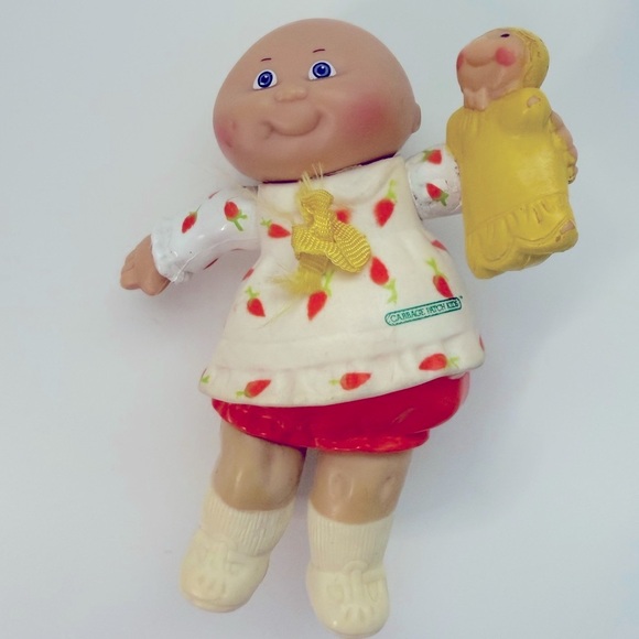 Cabbage Patch Kids Doll with Yellow Toy - Picture 1 of 8